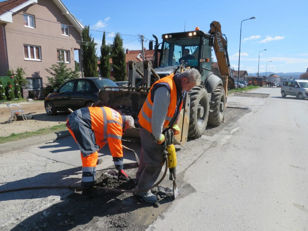 Asfaltiranje Udarnih Rupa U Naselju Aerodrom Glas Umadije