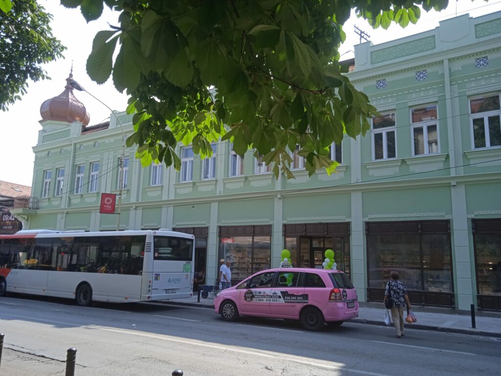 Završena fasada na Zgradi sa atlasimaˮ Glas Šumadije