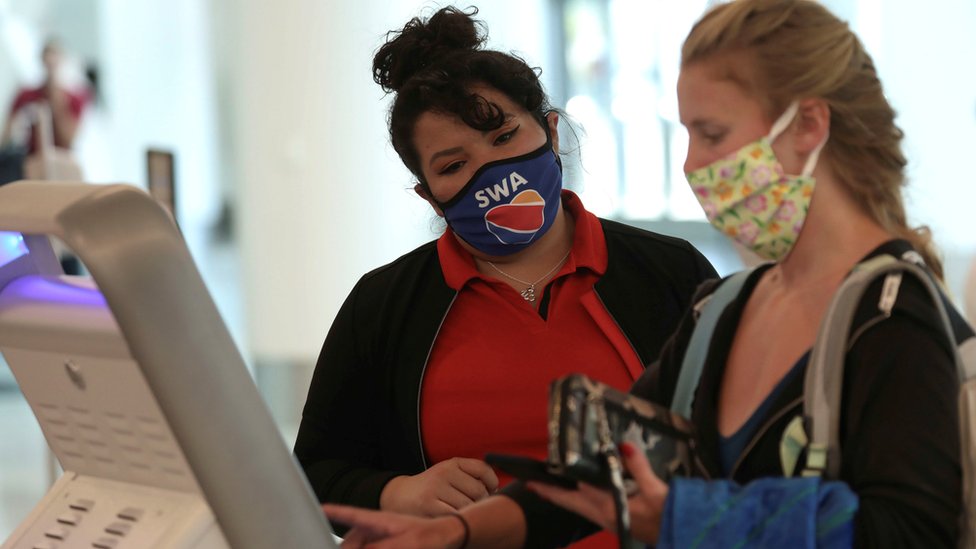 Neke avio kompanije traže od putnika da nose maske za lica