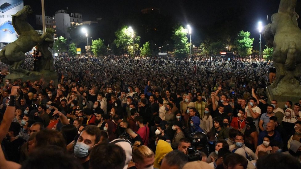 Demonstranti su skandirali „izdaja, izdaja" i pevali „Oj Kosovo Kosovo", „lopovi, lopovi", „Ostavka, ostavka" i uvreda na račun predsednika Vučića, dok su policajcima skandirali bacite štitove