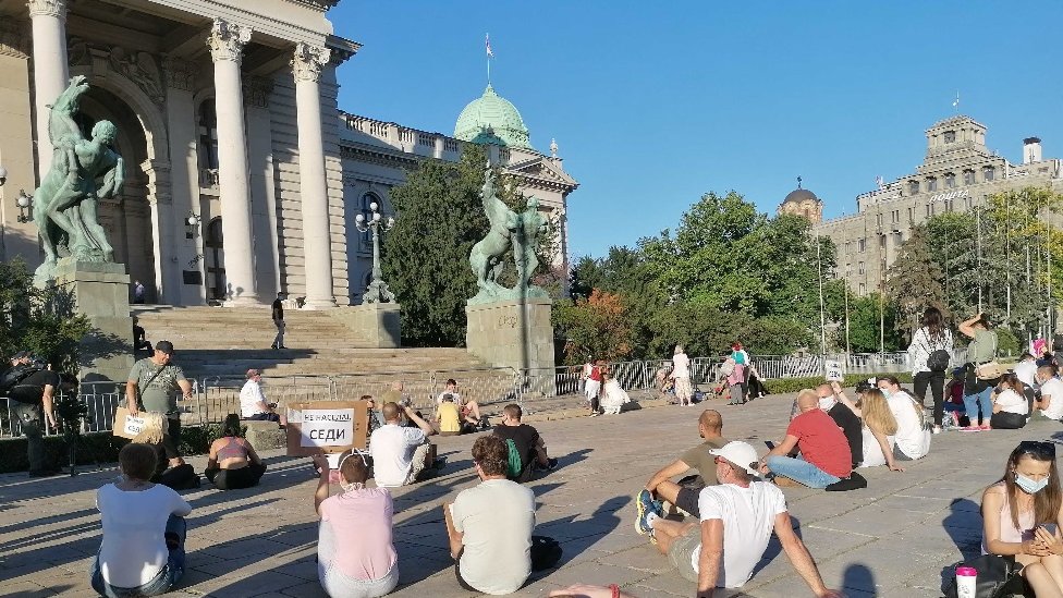 Prethodnih dana na društvenim mrežama pojavili su se i brojni snimci uglavnom iz Beograda, poneki iz Novog Sada, na kojima se vidi kako policija bije mirne demonstrante