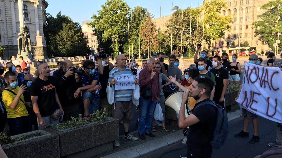 Protesti u Srbiji počeli su utorak uveče posle najave vraćanja policijskog časa u Beogradu zbog borbe protiv korona virusa