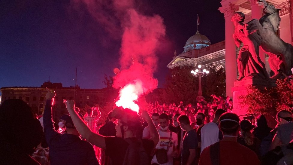 Napeta atmosfera ispred Skupštine Srbije