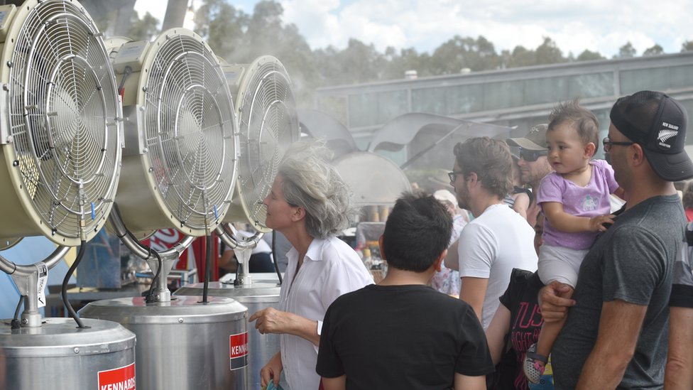 ljudi ispred ventilatora