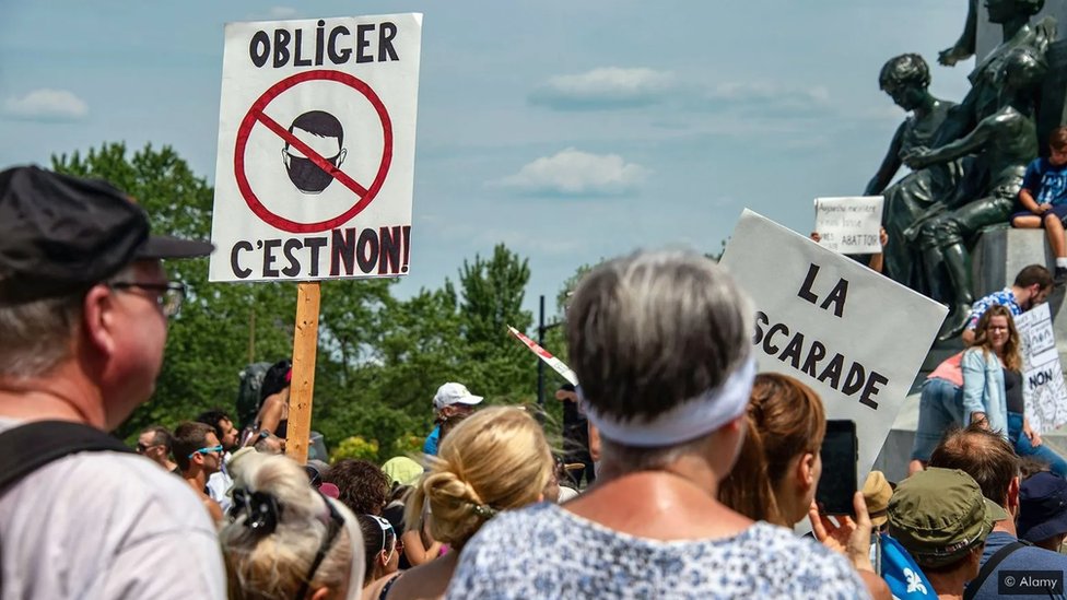 Protesti protiv zaštitnih maski održavaju se u puno zemalja na svetu uprkos naučnim dokazima koji potvrđuju da nošenje maske može usporiti širenje virusa Kovid-19