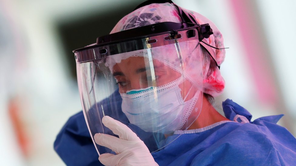 A health official works in an intensive care unit in a hospital in Buenos Aires, Argentina. Photo: 16 October 2020