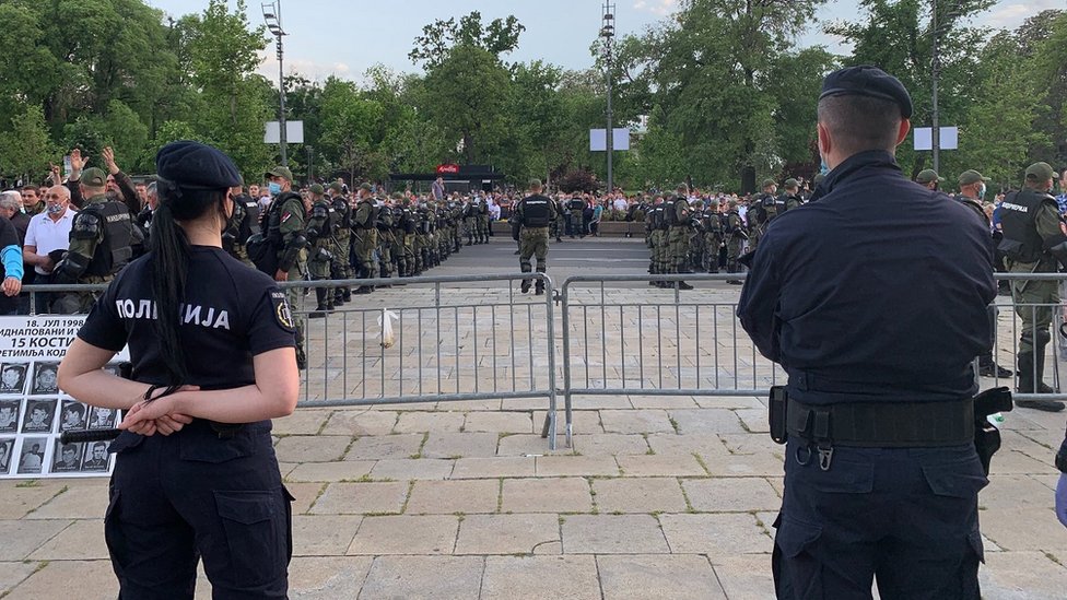 Na jednoj strani su bile pristalice vladajuće Srpske napredne stranke, a na drugoj oni koji podržavaju Boška Obradovića, lidera opozicionog pokreta Dveri