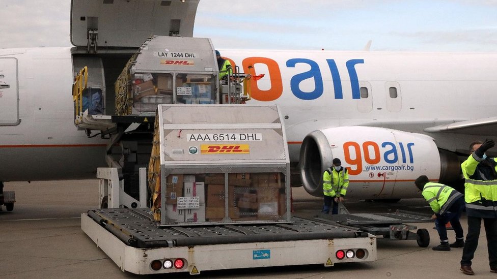 Istovar vakcina na beogradskom aerodromu