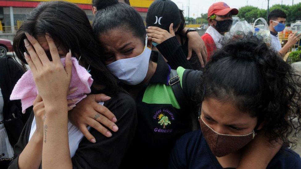 Relatives mourning for the relatives they've lost to the pandemic in July 2020, Ecuador