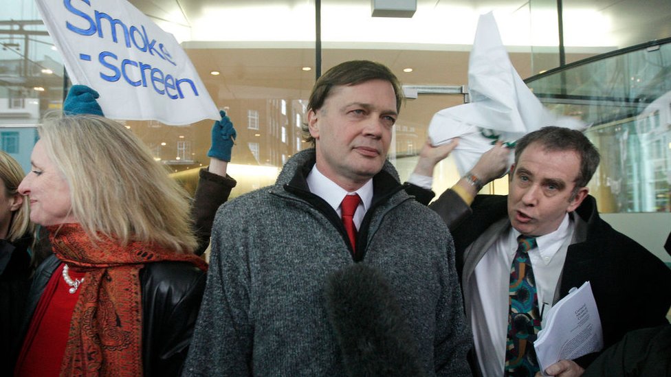 Brian Deer standing next to Andrew Wakefield amongst Wakefield's supporters